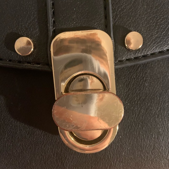 FREE WITH $25 PURCHASE- Chain Strap Purse - Picture 3 of 4